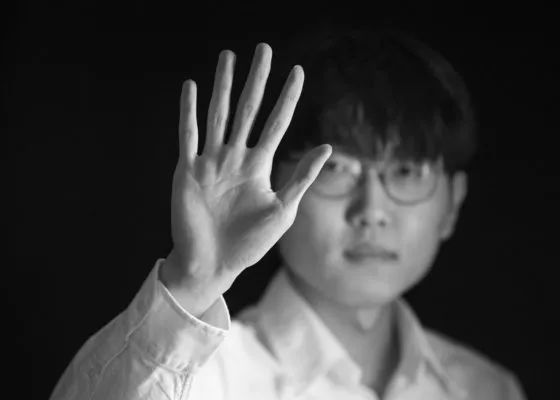 从影片开头到您演的结尾之前的戏，一直跟随着一个物发展，因为他是个敏感、智慧、有勇气、富于诗意和疯狂的人物，令人难以相信和吃惊的人物，使得这个人物非常美丽，而且因为他具有一种很特别的独立他的独立性表现出一种愤世嫉俗的个性突然我们和一些三十多岁的人物一起，坐在卡迪拉克的车中，像在美国很一般的事。